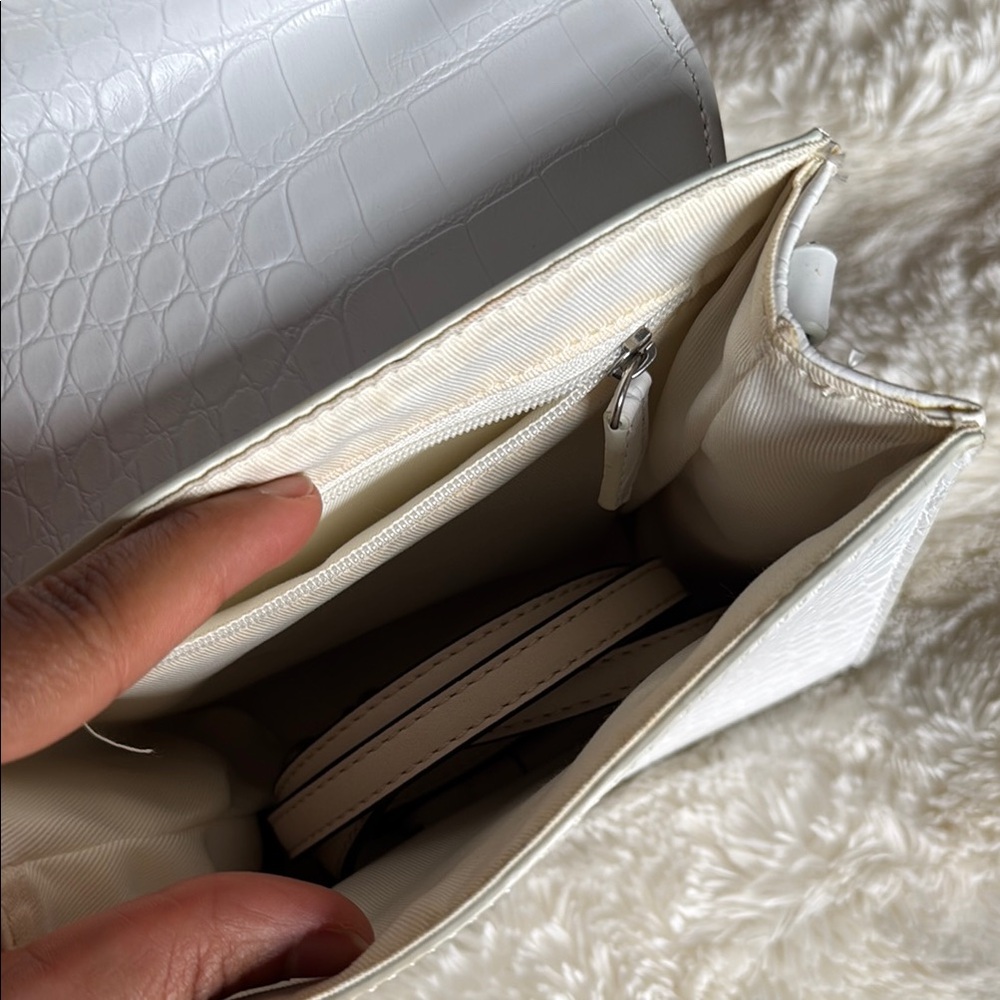 GUESS small handbag with solid handle - Picture 4 of 4